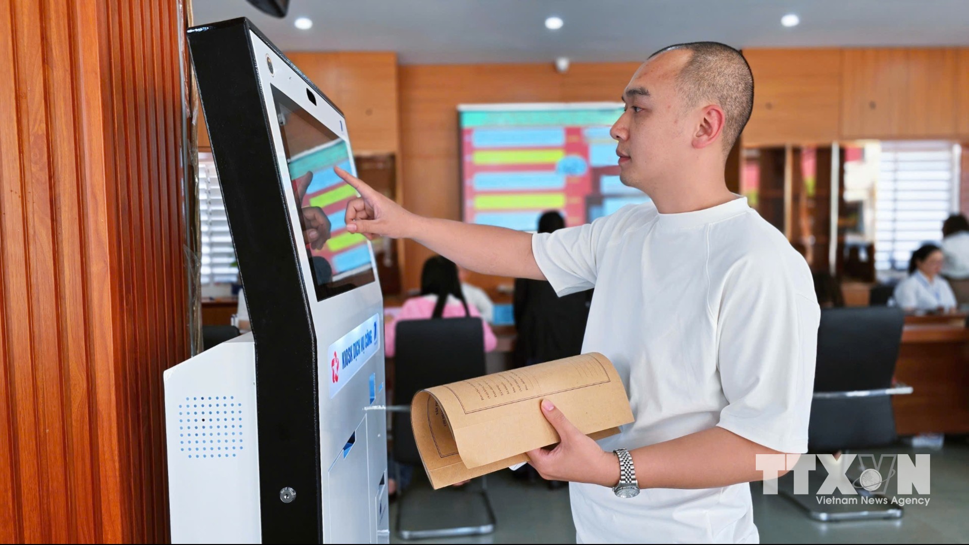 Người dân dễ dàng tiếp cận các dịch vụ công nhờ các mô hình chuyển đổi số cộng đồng, ứng dụng khoa học công nghệ trong triển khai thực hiện các thủ tục hành chính. (Ảnh: Quang Thái/TTXVN)